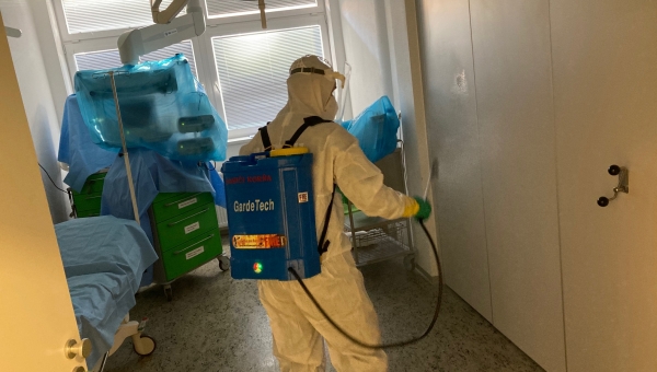 Dobrovoľní hasiči z Korne pomáhajú  dezinfikovať priestory v Kysuckej Nemocnici Čadca